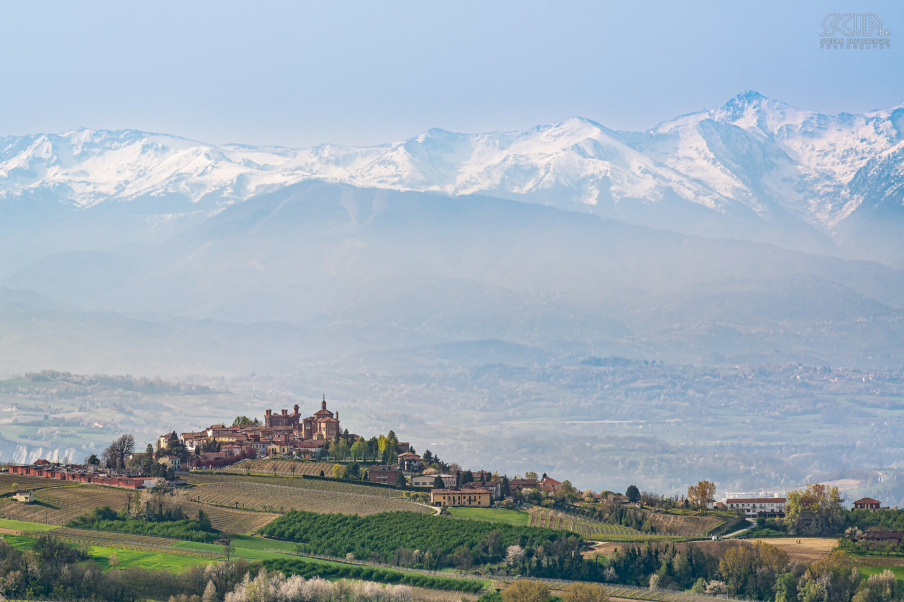 Novello Het dorpje Novello in de prachtige Langhe regio in Piëmont/Piemonte. Deze foto werd gemaakt vanaf de Belvedere in La Morra Stefan Cruysberghs